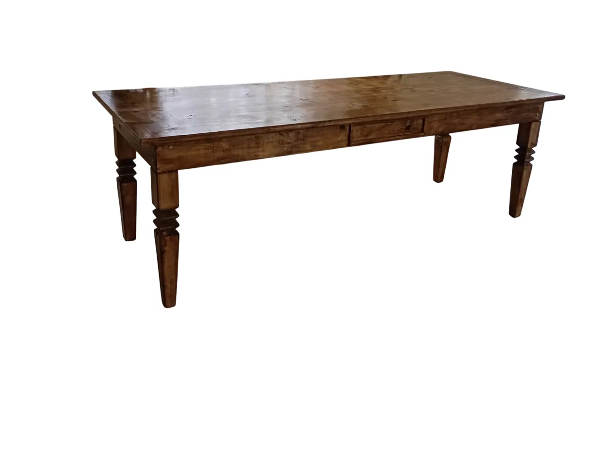 Mesa para doces: Mesa de madeira para compor a mesa de doces — 2,50 × 1,00 m.